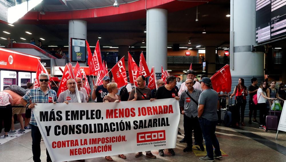 Los trabajadores y trabajadoras de Renfe durante la manifestación