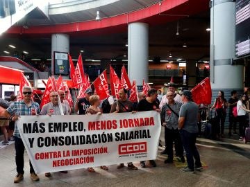 Los trabajadores y trabajadoras de Renfe durante la manifestación