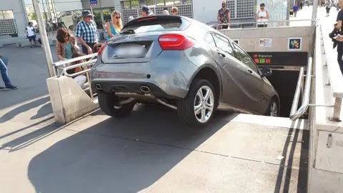 Un coche se mete en la boca de metro de Barcelona Un coche se mete en la boca de metro de Barcelona