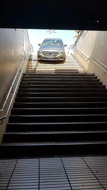 Un coche atrapado en la boca de metro de Plaza España Un coche atrapado en la boca de metro de Plaza España