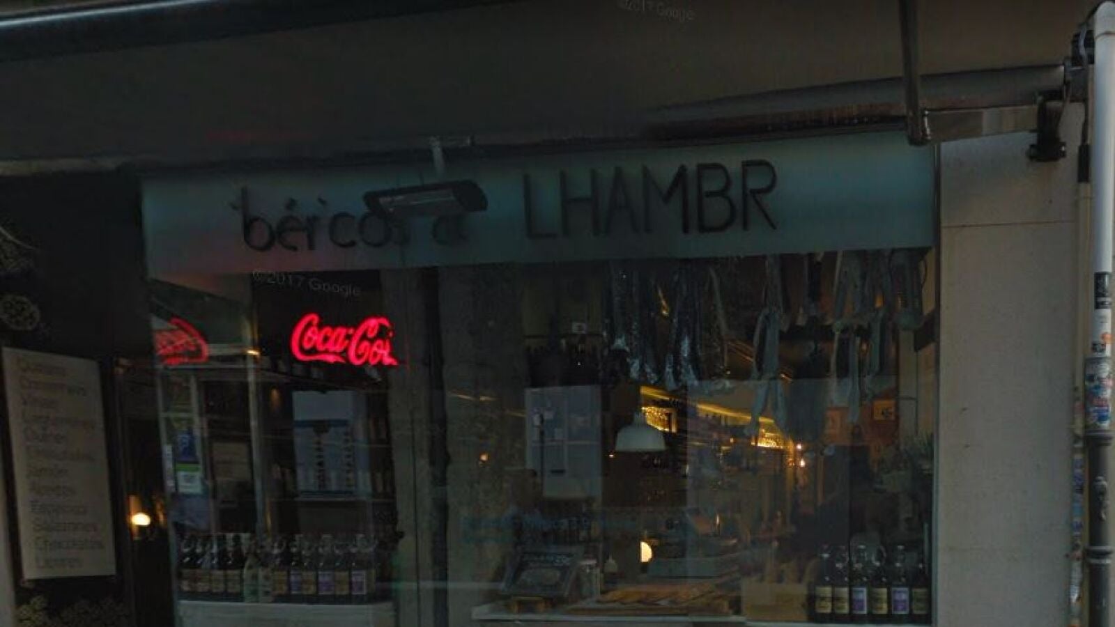 Un bar de Granada busca camareros con un único requisito: que tengan más de 50 años 