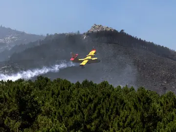 Un hidroavión trabaja en la extinción del incendio declarado en Sotillo de la Adrada (Ávila) Un hidroavión trabaja en la extinción del incendio declarado en Sotillo de la Adrada (Ávila)