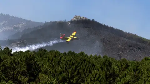 Un hidroavión trabaja en la extinción del incendio declarado en Sotillo de la Adrada (Ávila) Un hidroavión trabaja en la extinción del incendio declarado en Sotillo de la Adrada (Ávila)
