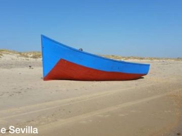 La patera encallada en la playa de Matalascañas