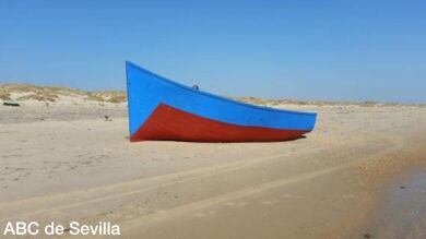 Una patera con más de 30 inmigrantes a bordo encalla en la playa de Matalascañas (Huelva)