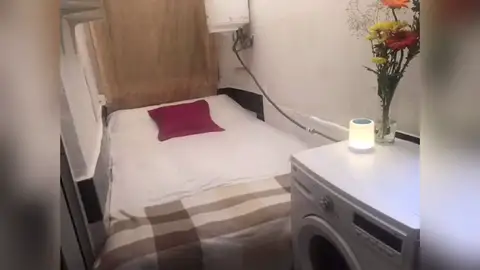 Dormitorio acondiconado en cuarto de lavabo, así es la última oferta de vivienda en Ibiza Dormitorio acondiconado en cuarto de lavabo, así es la última oferta de vivienda en Ibiza