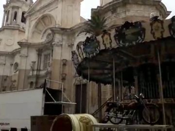 Los vecinos de Cádiz rechazan la instalación de un tiovivo en plena plaza de la Catedral