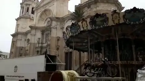 Los vecinos de Cádiz rechazan la instalación de un tiovivo en plena plaza de la Catedral Los vecinos de Cádiz rechazan la instalación de un tiovivo en plena plaza de la Catedral
