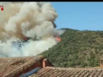Un incendio forestal en Capellades obliga a cortar la C-15 y la línea R6 de los Ferrocarriles de la Generalitat