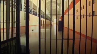 Heridos siete funcionarios que intentaban reducir a un preso atrincherado en una celda en Picassent