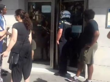 Los vecinos que han paralizado un desahucio en Premiá de Mar protestan frente al Ayuntamiento