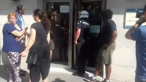 Los vecinos que han paralizado un desahucio en Premiá de Mar protestan frente al Ayuntamiento Los vecinos que han paralizado un desahucio en Premiá de Mar protestan frente al Ayuntamiento