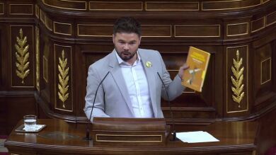 Rufián entrega a Sánchez e Iglesias un libro escrito en la cárcel por Junqueras