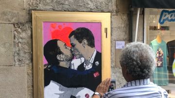 El beso entre Pedro Sánchez y Pablo Iglesias
