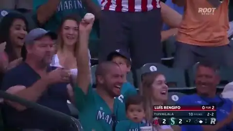 Un héroe inesperado: Atrapa una pelota con una mano mientras sostiene a su hijo Un héroe inesperado: Atrapa una pelota con una mano mientras sostiene a su hijo