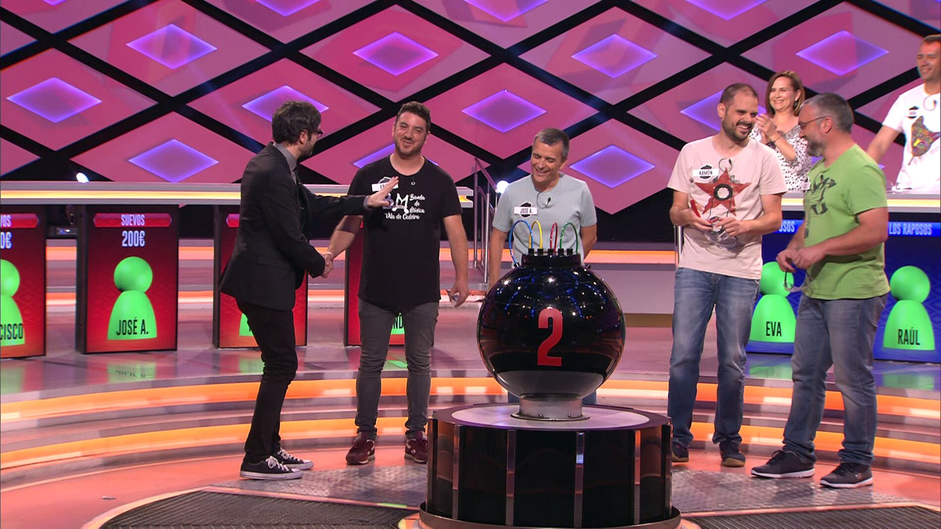 El motivo por el que un concursante de '&iexcl;Boom!' recibe el saludo exclusivo de Juanra Bonet
