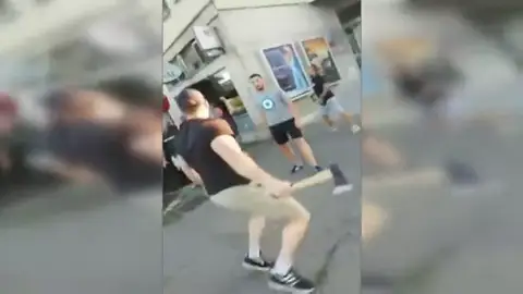 Pone los pelos de punta: brutal pelea a hachazos entre ultras del Dinamo de Zagreb Pone los pelos de punta: brutal pelea a hachazos entre ultras del Dinamo de Zagreb