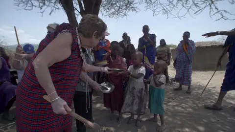 El sueño cumplido de María Luisa: cocinar una paella para una tribu de África El sueño cumplido de María Luisa: cocinar una paella para una tribu de África
