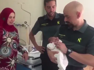 Dos guardias civiles salvan a un bebé tras auxiliar a su madre cuando estaba dando a luz en su vehículo Dos guardias civiles salvan a un bebé tras auxiliar a su madre cuando estaba dando a luz en su vehículo