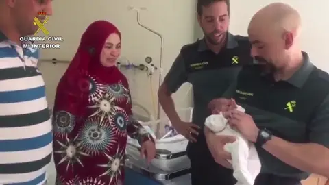 Dos guardias civiles salvan a un bebé tras auxiliar a su madre cuando estaba dando a luz en su vehículo Dos guardias civiles salvan a un bebé tras auxiliar a su madre cuando estaba dando a luz en su vehículo