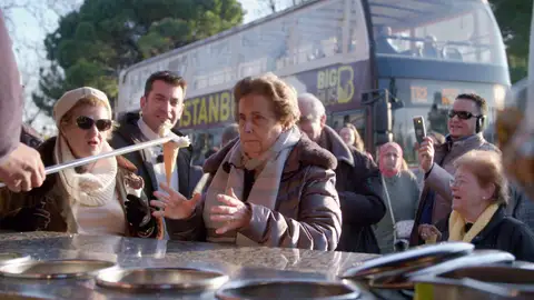 La curiosa técnica de los heladeros de Estambul sorprende a los viajeros La curiosa técnica de los heladeros de Estambul sorprende a los viajeros