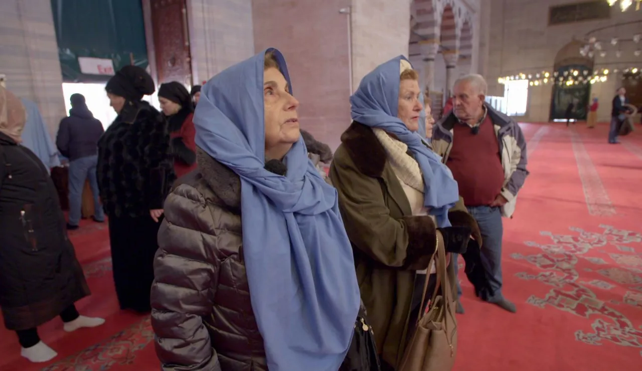 Los viajeros, impactados por los rituales musulmanes al entrar en una mezquita de Estambul