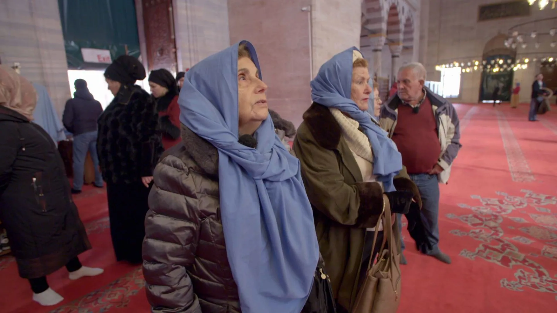 Los viajeros, impactados por los rituales musulmanes al entrar en una mezquita de Estambul