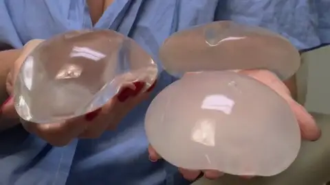 Suspenden la venta de algunos implantes de pecho en Estados Unidos Suspenden la venta de algunos implantes de pecho en Estados Unidos