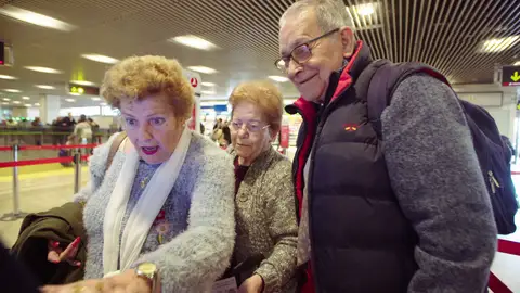 La primera gran dificultad de los viajeros de 'Por el mundo a los 80': ¡Hacer el check-in! La primera gran dificultad de los viajeros de 'Por el mundo a los 80': ¡Hacer el check-in!