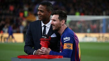Patrick Kluivert junto a Lionel Messi