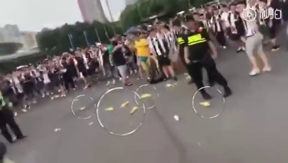La última de los ultras: radicales de la Juventus y del Inter de Milán se tiran pollos de goma