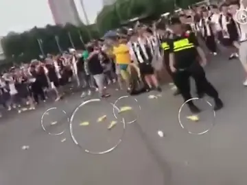 La última de los ultras: radicales de la Juventus y del Inter de Milán se tiran pollos de goma La última de los ultras: radicales de la Juventus y del Inter de Milán se tiran pollos de goma