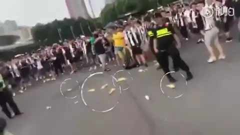 La última de los ultras: radicales de la Juventus y del Inter de Milán se tiran pollos de goma La última de los ultras: radicales de la Juventus y del Inter de Milán se tiran pollos de goma