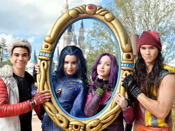 Cameron Boyce, Sofia Carson, Dove Cameron y Booboo Stewart en 'Los Descendientes' Cameron Boyce, Sofia Carson, Dove Cameron y Booboo Stewart en 'Los Descendientes'