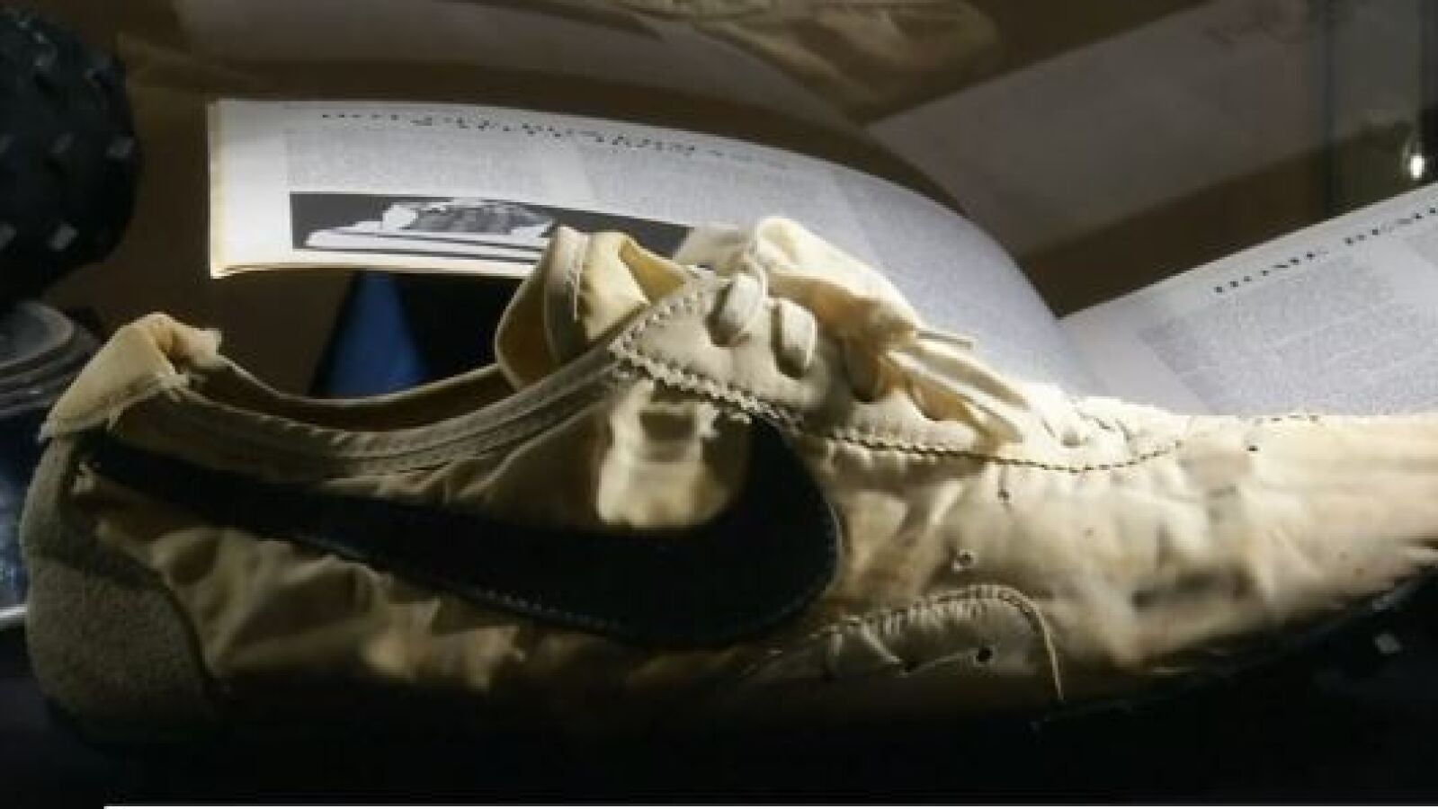 Un empresario canadiense paga más de 1 millón de euros por zapatillas exclusivas en una subasta