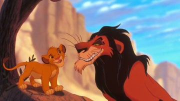 Scar junto a Simba en 'El Rey León'