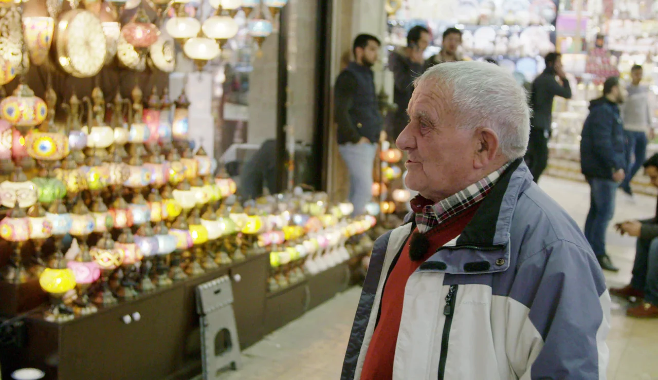 Juan se escapa dentro del Gran Bazar de Estambul para comprar un curioso recuerdo