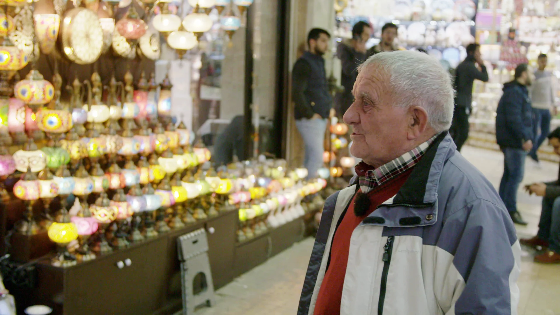 Juan se escapa dentro del Gran Bazar de Estambul para comprar un curioso recuerdo