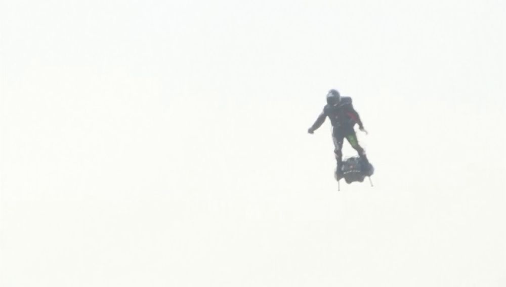 Franky Zapata cae al mar: fracasa en su intento de cruzar el Canal de la Mancha en su 'flyboard'