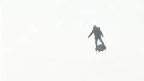 Franky Zapata cae al mar: fracasa en su intento de cruzar el Canal de la Mancha en su 'flyboard' Franky Zapata cae al mar: fracasa en su intento de cruzar el Canal de la Mancha en su 'flyboard'