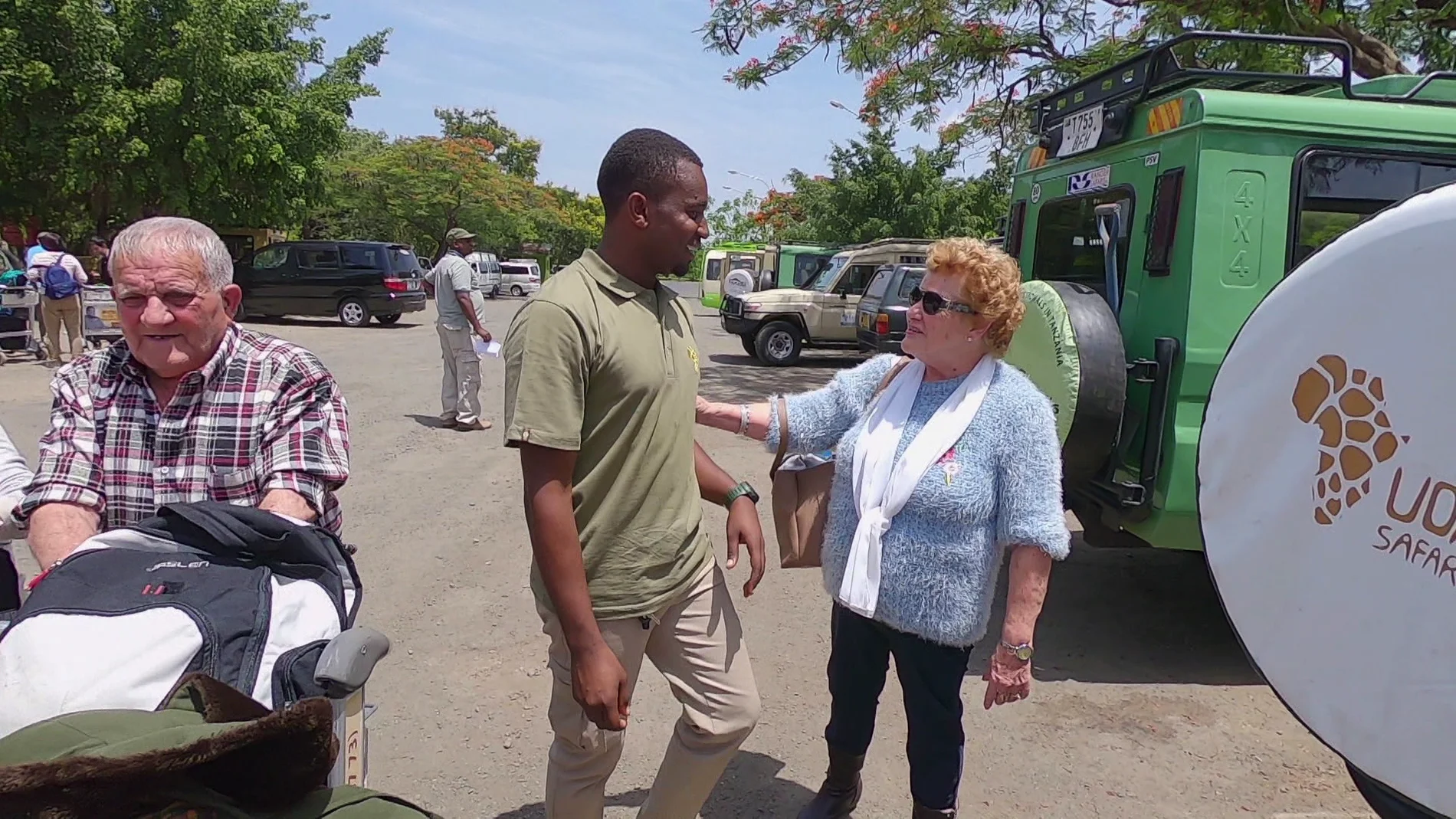 María, encantada con “el morenito” que les da la bienvenida a Tanzania: “Me lo llevaba para mi nieta” 