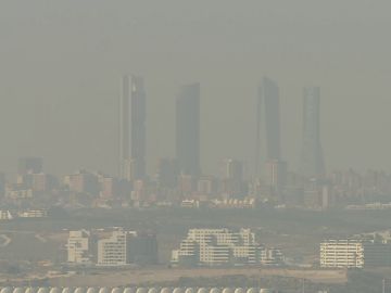 La última boina formada sobre el cielo de Madrid se ha producido a causa de los gases emitidos por vehículos y calefacciones
