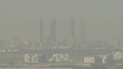 La última boina formada sobre el cielo de Madrid se ha producido a causa de los gases emitidos por vehículos y calefacciones La última boina formada sobre el cielo de Madrid se ha producido a causa de los gases emitidos por vehículos y calefacciones