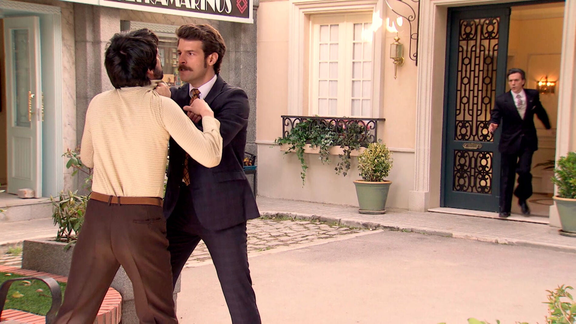 Carlos, fuera de s&iacute;, amenaza de muerte a Vicente