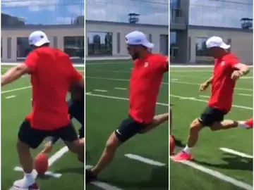 Los jugadores del atleti chutando un balón de fútbol americano Los jugadores del atleti chutando un balón de fútbol americano