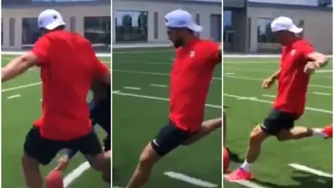 Los jugadores del atleti chutando un balón de fútbol americano Los jugadores del atleti chutando un balón de fútbol americano