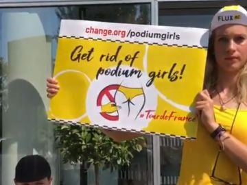 Activistas feministas se manifiestan por la eliminación de las azafatas en los podios