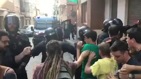 Logran paralizar un desahucio en Premiá de Mar Logran paralizar un desahucio en Premiá de Mar