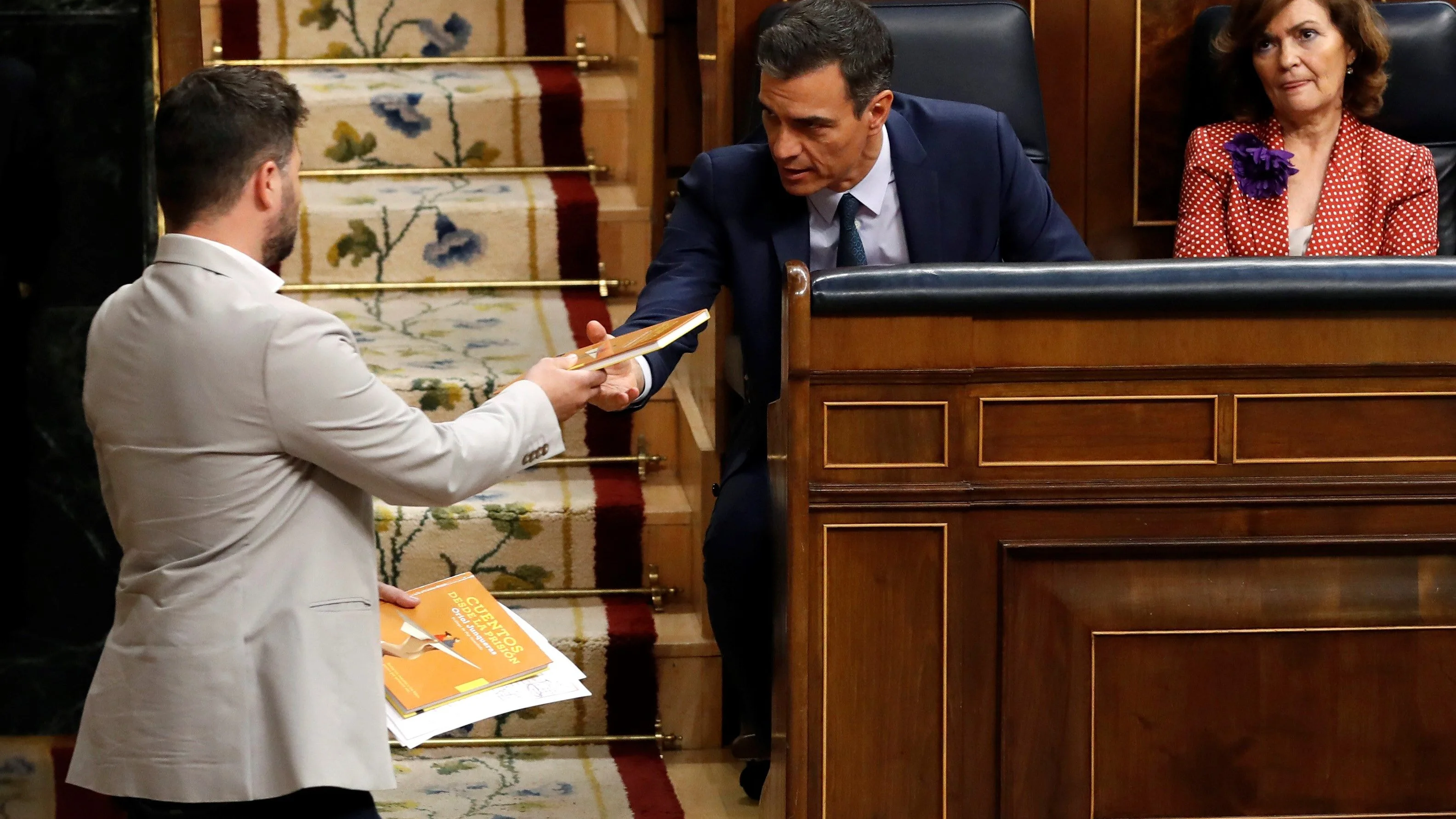 Gabriel Rufián entrega el libro de Oriol Junqueras a Pedro Sánchez Gabriel Rufián entrega el libro de Oriol Junqueras a Pedro Sánchez