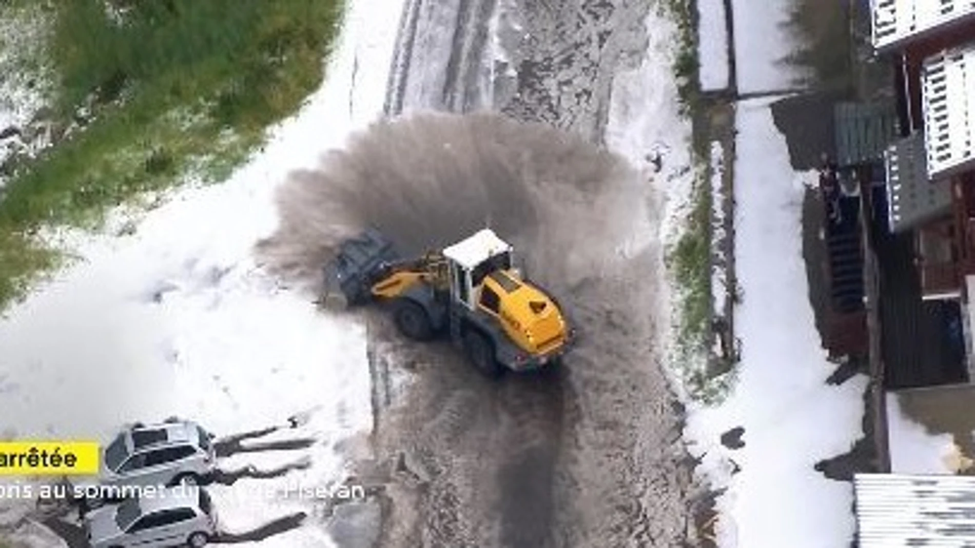 Máquina quitanieves en la carretera a Tignes Máquina quitanieves en la carretera a Tignes